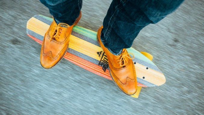 feet-hipster-longboard-skateboard sml